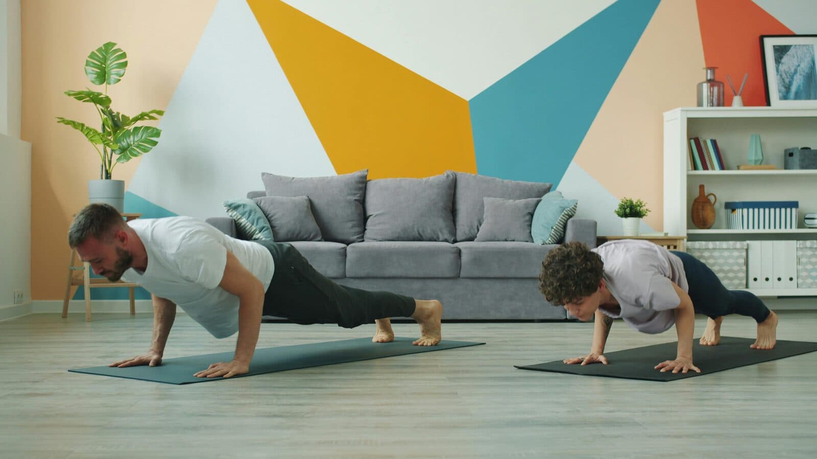 Personnes faisant des pompes douces sur tapis dans un salon coloré