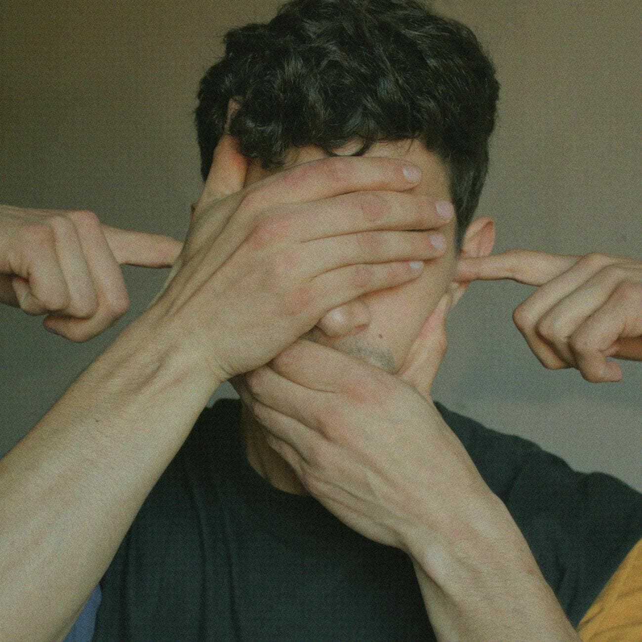 Personne assise confortablement les yeux fermés pratiquant un exercice de respiration dans un environnement calme et lumineux